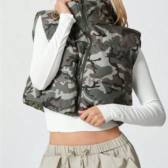 NWOT Camo Puffer Cropped Vest Medium - Picture 2 of 11